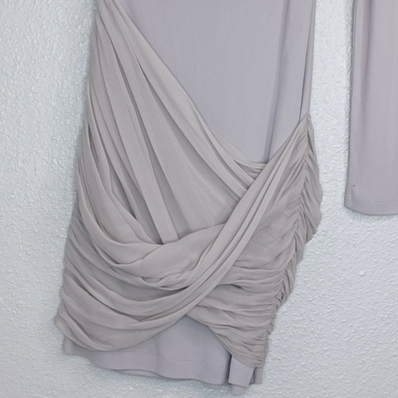 Alice + Olivia Crissy One Sleeve Goddess Light Grey Silk Blend Mini Wrap Dress - Picture 7 of 13